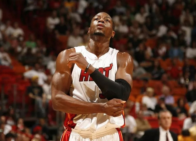 柯里休战 巴特勒挺身 勇士末节一波16比0擒公鹿